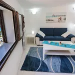 La Casa Blu Sul Mare - The Blue House By The Sea Дом отдыха *